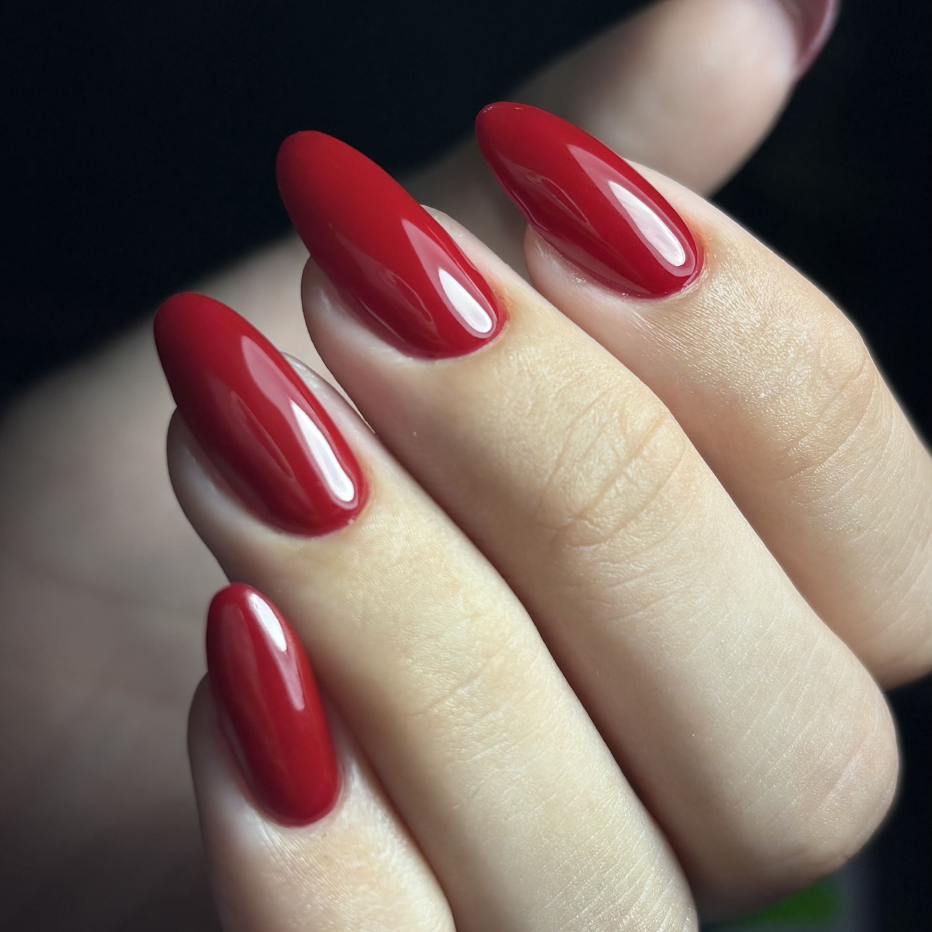 Unhas em formato almond, tendência de unhas elegantes 2025